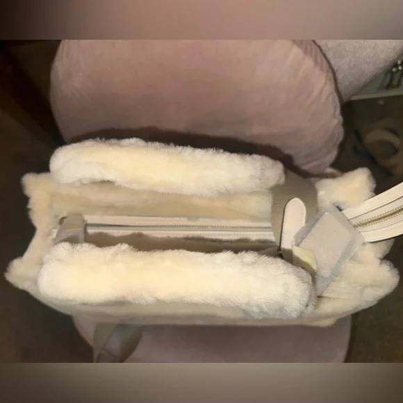 COACH Cargo Tote Bag 20 Shearling CZ101 Fur/ Leather Chalk /352439 - Picture 2 of 6